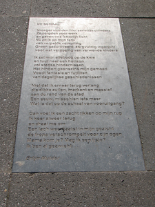833227 Afbeelding van het gedicht 'De Schaal' van Erlijn Mulder op een grote stenen plaquette op de trap naar de top ...